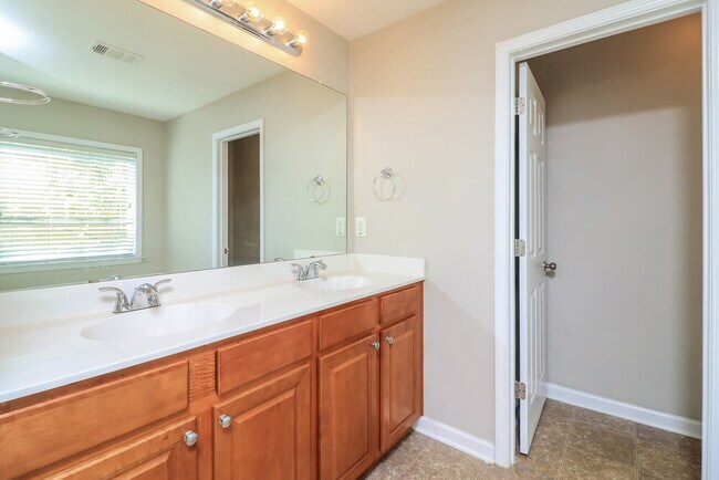 Building Photo - 251 Palisades Dr