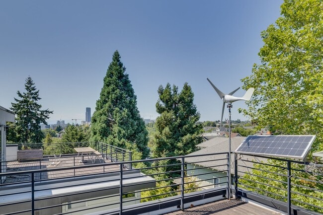 Building Photo - Beautiful 3 bedroom townhome in Leschi!