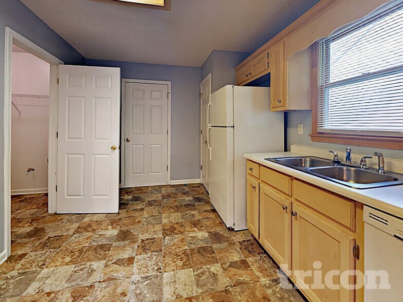 Building Photo - 3560 TraddSprings Way