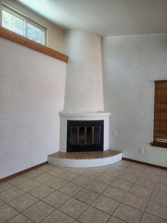 Building Photo - 1017 Galvan Dr