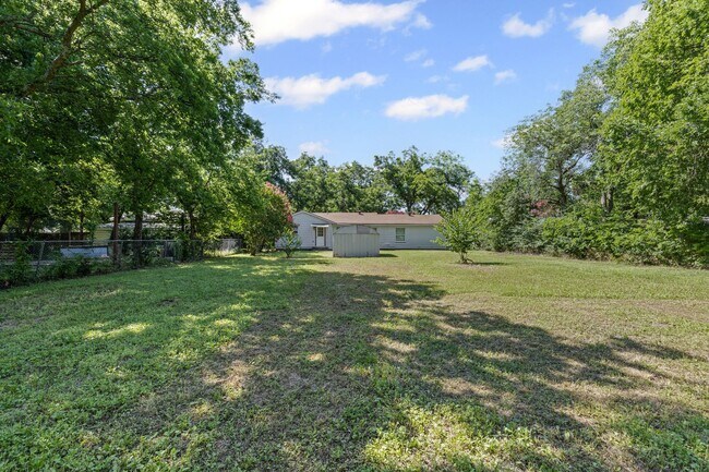 Building Photo - Charming in Cleburne!