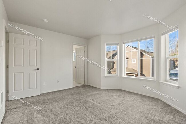 Building Photo - Spacious 2-Bedroom Townhouse with Dual Mas...