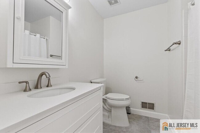 Building Photo - 305 Harvest Ln