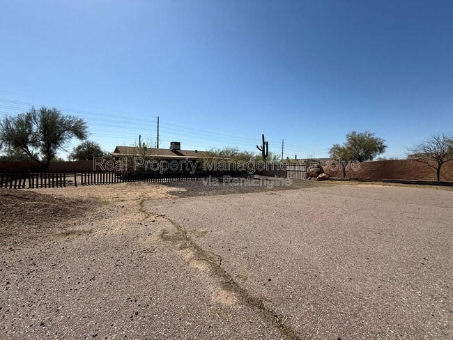 Building Photo - 6410 E Dixileta Dr