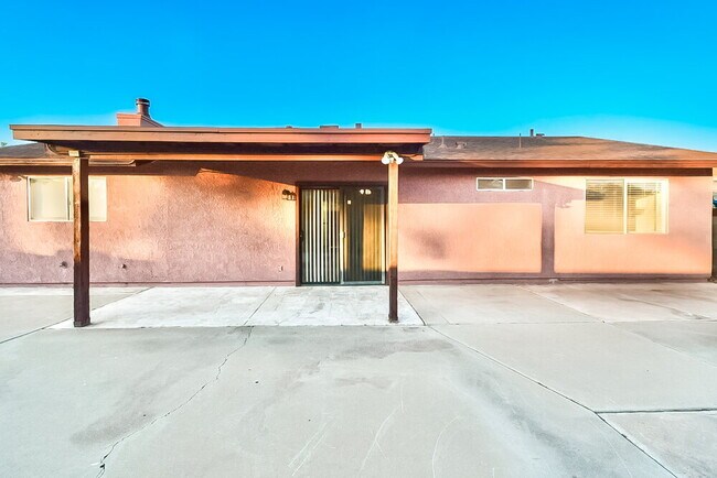 Building Photo - 1417 S Lynx Dr