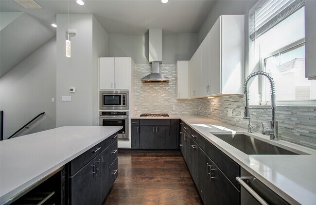 Building Photo - 2116 Naomi St