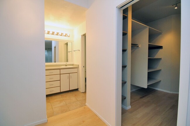 Building Photo - 1710 S Harbor Way