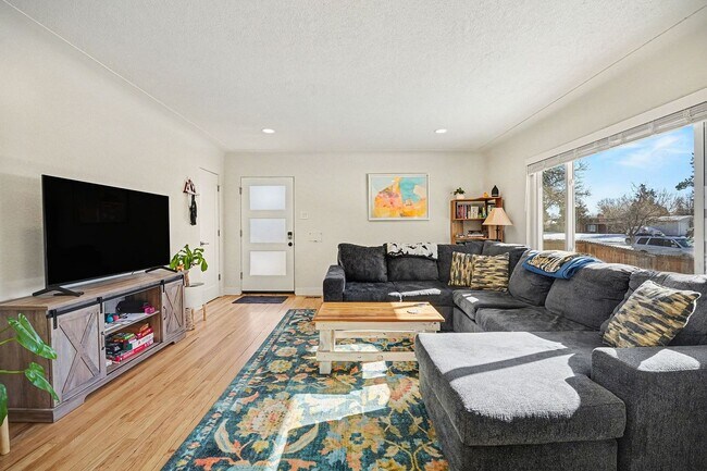 Building Photo - Spacious 3BD/2BA Home in Denver, CO- Available August 1st!