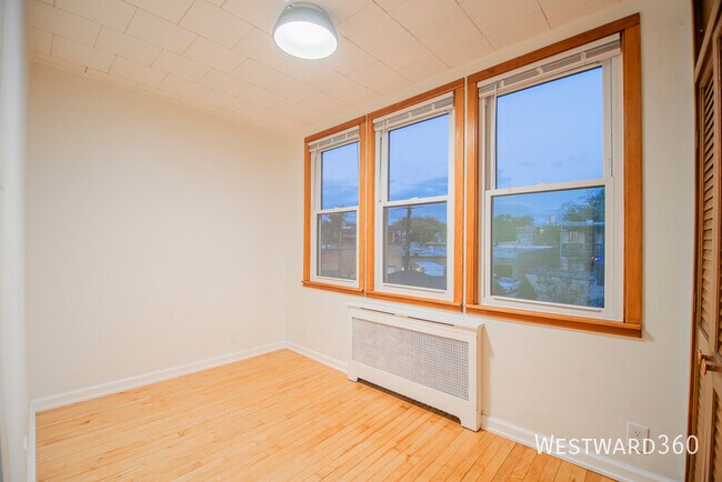 Building Photo - 4037 N Hamlin Ave