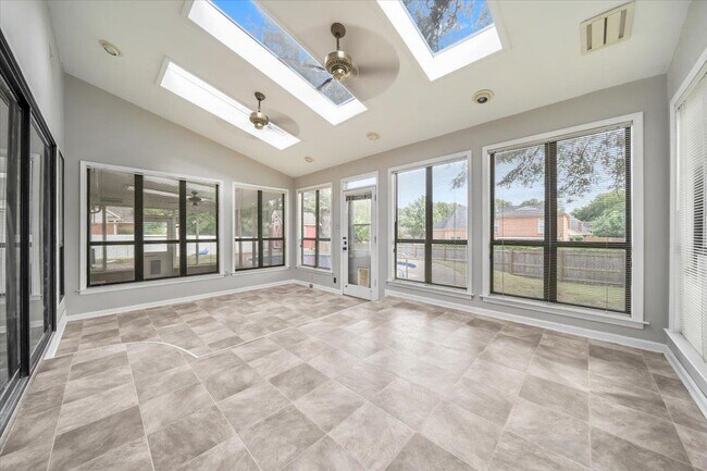 Building Photo - 7559 Cross Village Dr