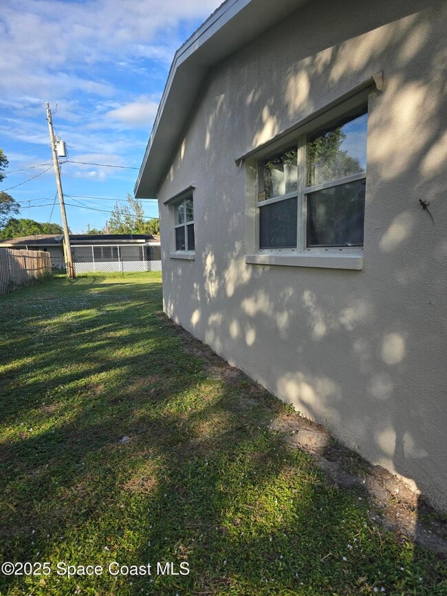 Building Photo - 2417 Colonial Dr