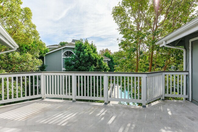 Building Photo - Remodeled 3 Bed Penthouse Condo
