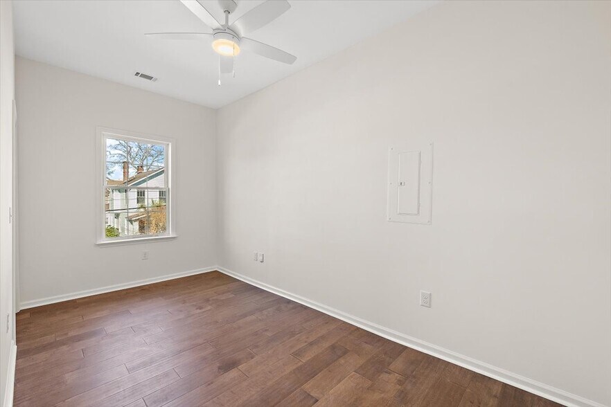 Building Photo - 55 Maple St