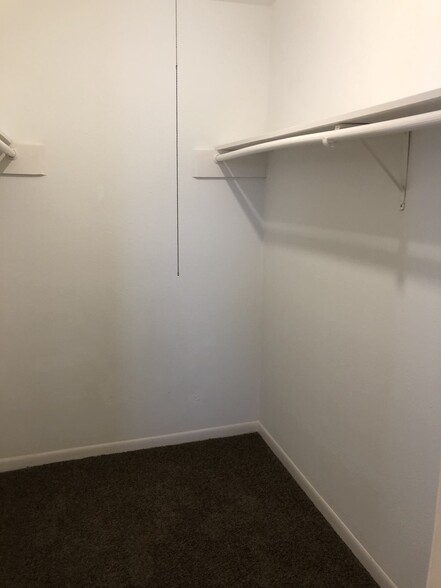 Walk-in closets - 18511 Egret Bay Blvd #209