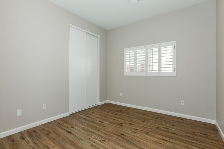 Building Photo - 2837 W San Carlos Ln