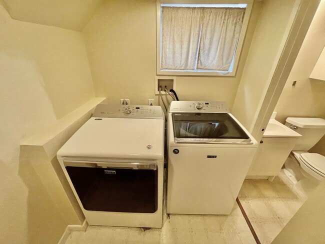 Building Photo - Rare Find, Large 3bd/2bathroom (w/ Bonus Rooms) House Near Rose City Golf Course