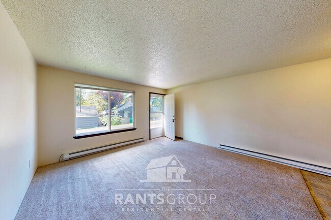 Building Photo - Great Location! Quiet Duplex!