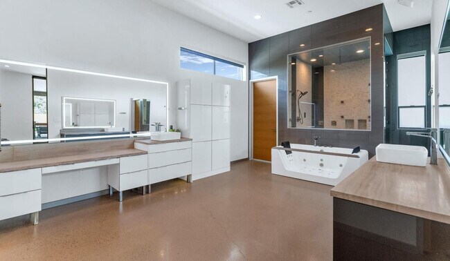 Building Photo - 4912 N 45th St