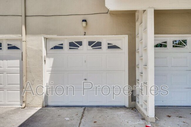 Building Photo - 4545 Moorpark Ave