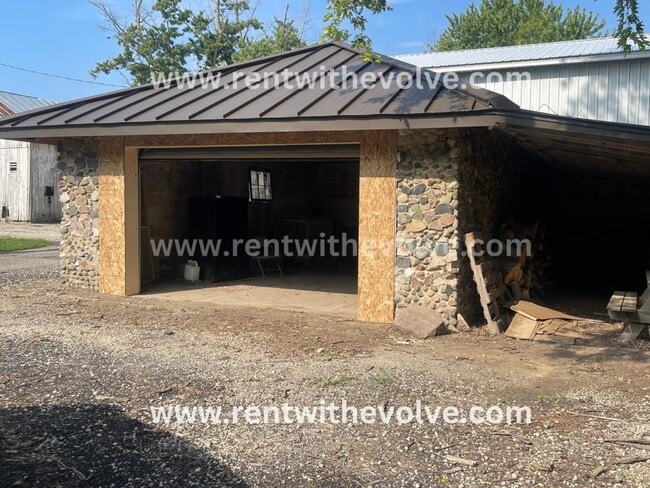Building Photo - 1377 W Stockyard Rd