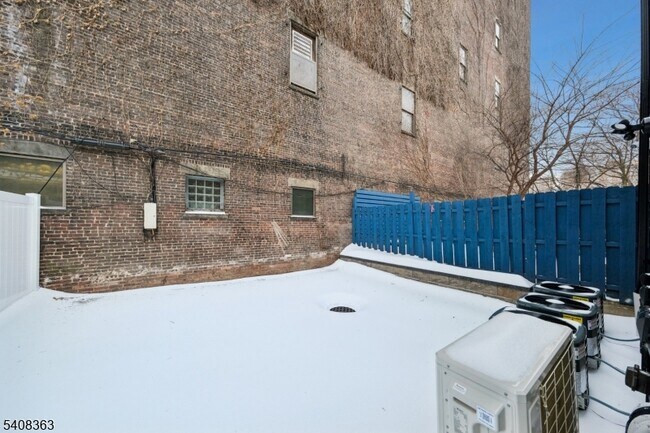 Building Photo - 52 James St