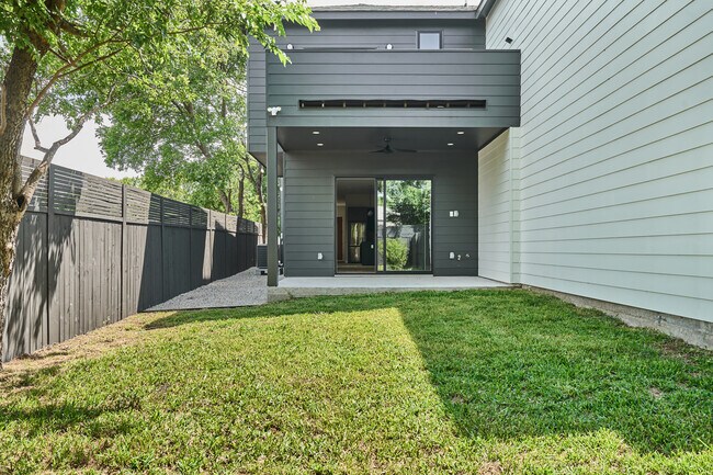 Building Photo - 412 Hackberry Ln