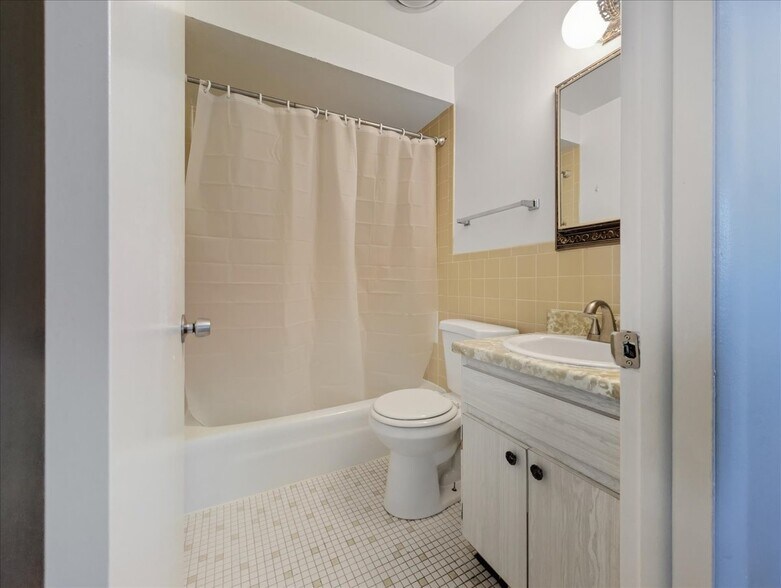 Building Photo - 126 W Washington St