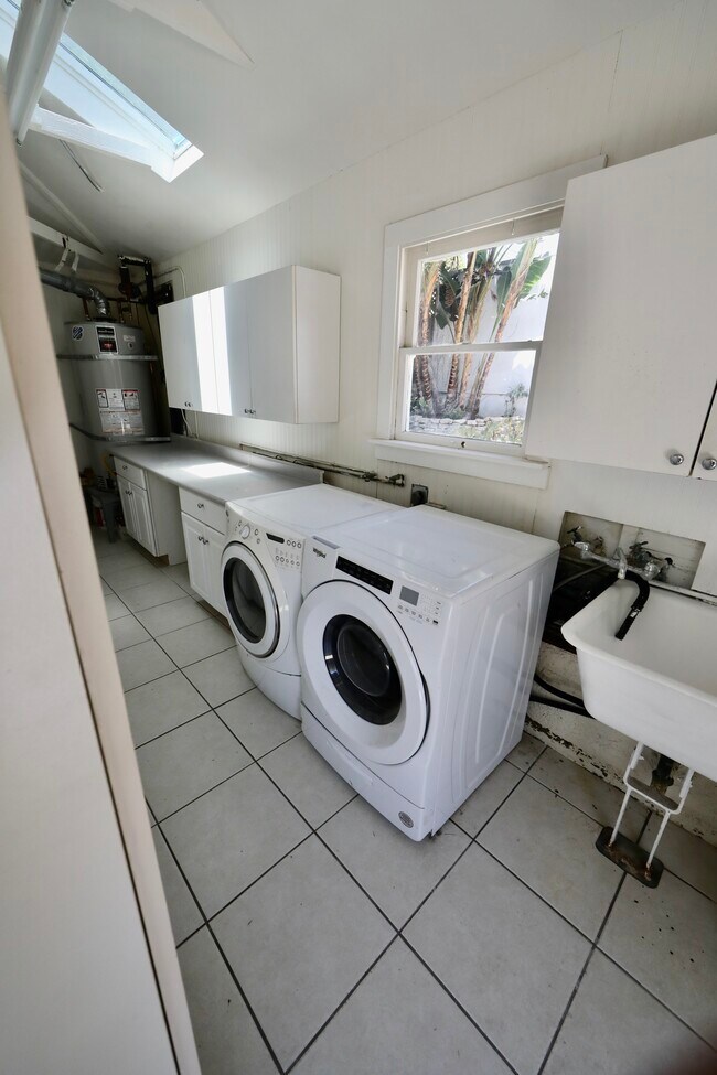 Lauondry - 1029 Chautauqua Blvd