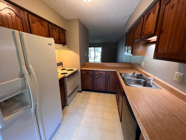 Building Photo - 2 Bed/1.5 Bath - Washer and Dryer in home!