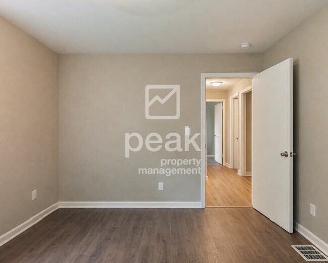 Building Photo - $1300! 3Bed/1Bath in Center Point! Available Now!