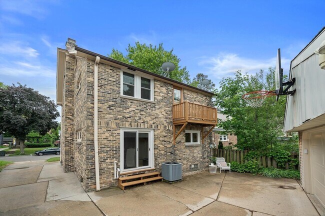 Building Photo - 1512 E Olive St