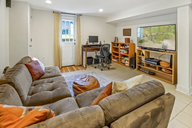 Building Photo - 6902 Tilden Ln