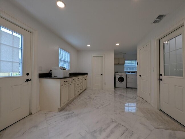 Building Photo - 974 Pinelli St