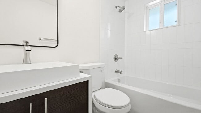 Building Photo - Fully Remodeled 2 Bed 2 Bath Front Unit in Prime Lynnwood Location