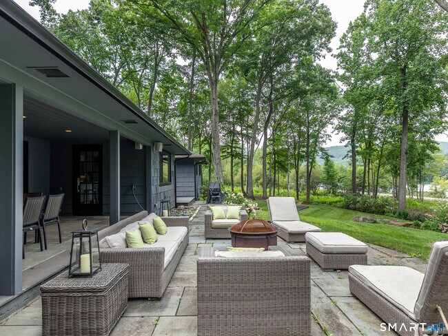 Building Photo - 321 W Shore Rd