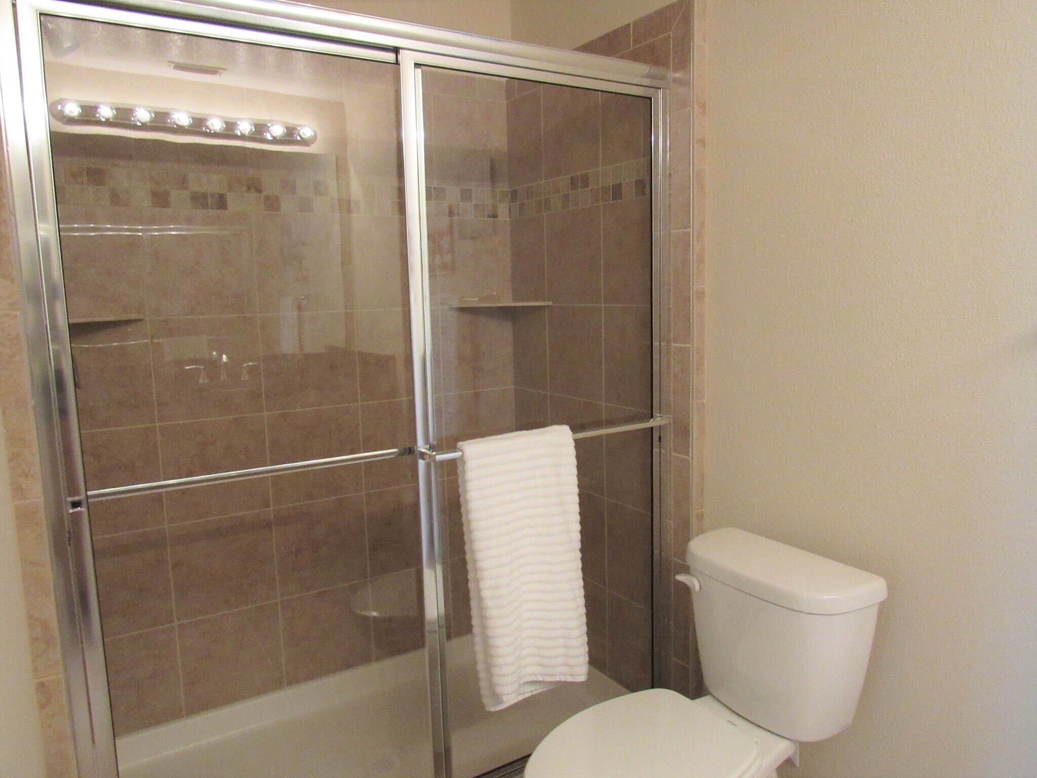 Step-in shower - 468 Bouchelle Dr