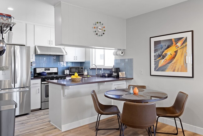 Building Photo - 617 Loma Dr