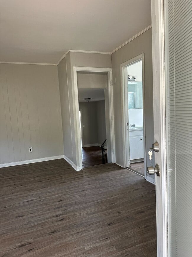 Building Photo - Classic Charm Meets Modern Comfort – 3BR/2BA Home