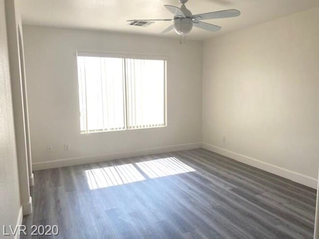 Building Photo - Gorgeous SW Las Vegas 3 beds, 2.5 baths. Luxury vinyl planks throughout.