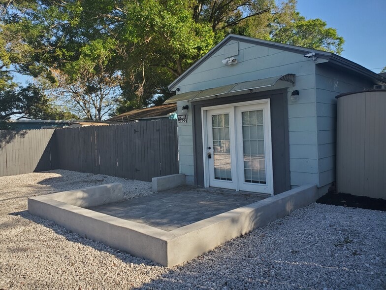 Designer patio - 3115 54th Ave N