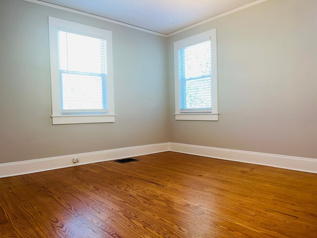 Building Photo - Adorable cottage style home with large fenced in backyard near Downtown Lagrange! Must see!