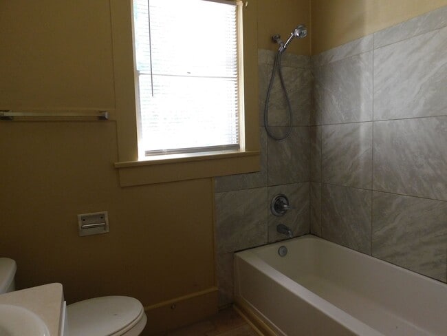 Building Photo - 3 bedroom 1 bath home Fort Smith
