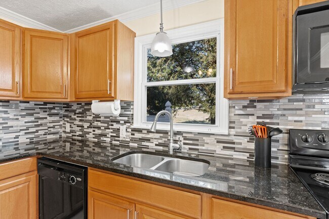 Building Photo - UNFURNISHED cozy private 2-bedroom, 2-bathroom home nestled in Winston-Salem