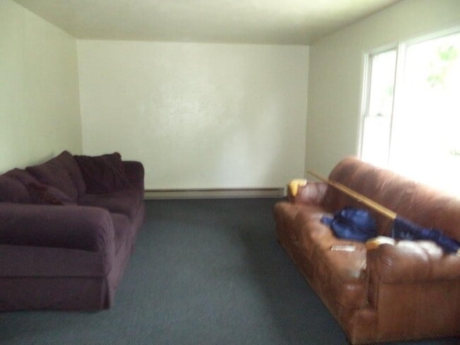 Building Photo - 4 Bedroom, 1.5 Bathroom House -- Available...