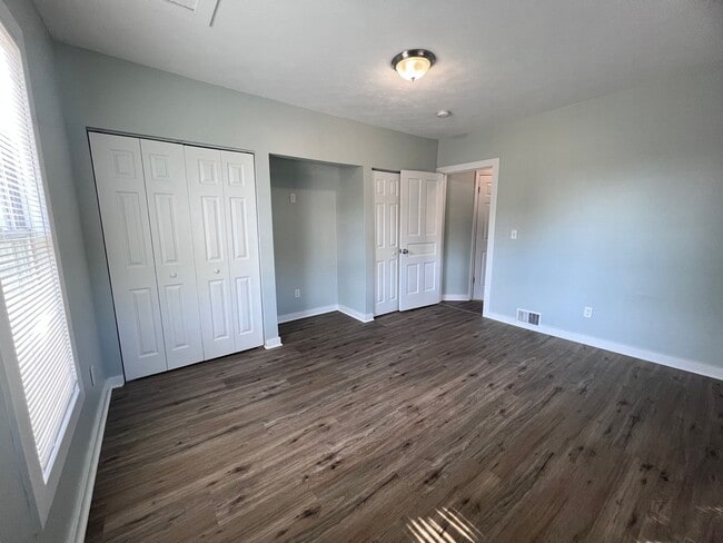 Building Photo - 3 bedroom home with main floor laundry!