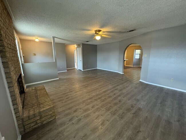 Building Photo - 3 bedroom 2 bath Refreshed