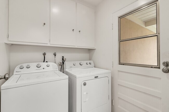 Building Photo - 4820 Cobb Dr