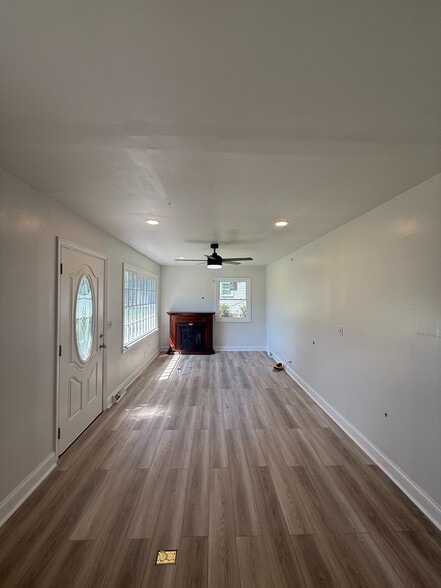 Building Photo - Room in House on Hand Cir