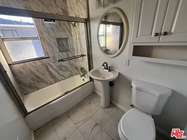 Building Photo - 5913 Overhill Dr