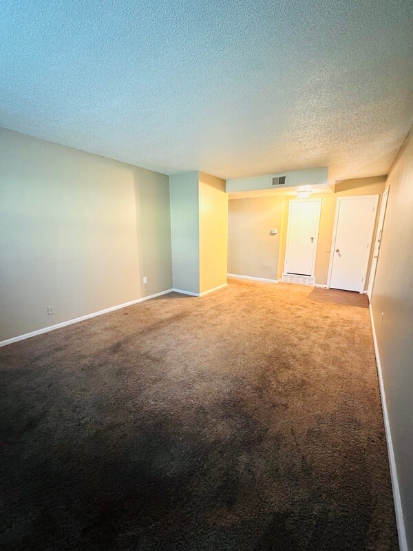 Building Photo - 1413 W Maple Ave